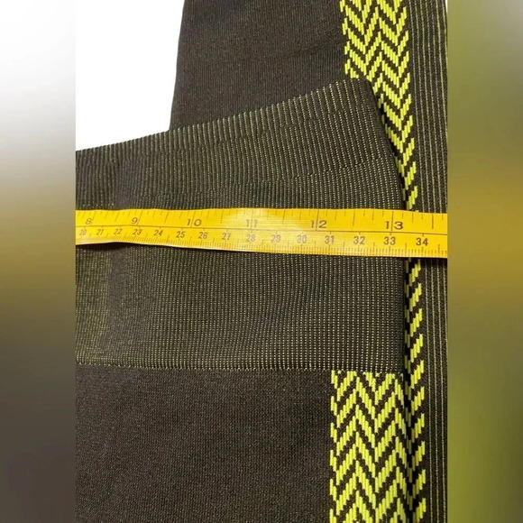 Fabletics 2 Piece Outfit- Includes High Waisted Seamless Leggings & Sports Bra - Picture 13 of 14